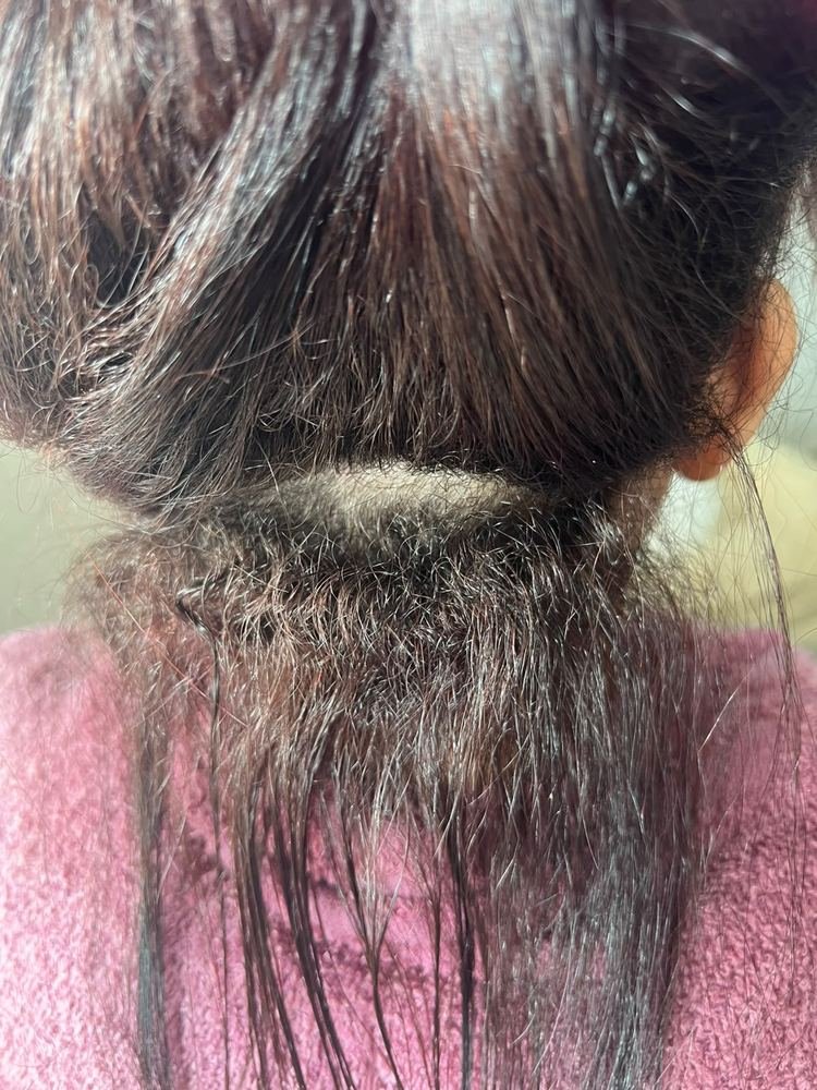 Antes: cabelo com frizz e sem alinhamento